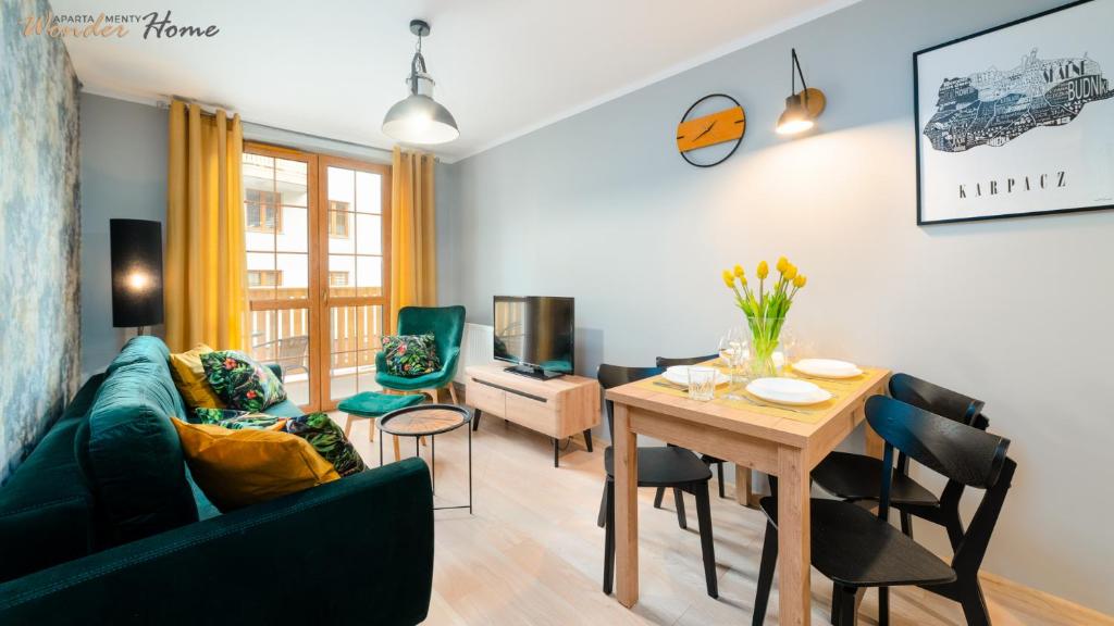 Televízia a/alebo spoločenská miestnosť v ubytovaní Wonder Home - Apartamenty położone blisko deptaka, licznych restauracji i sklepów