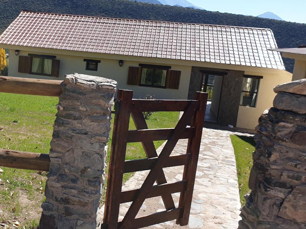 een houten poort voor een huis bij El Mirador in Potrerillos