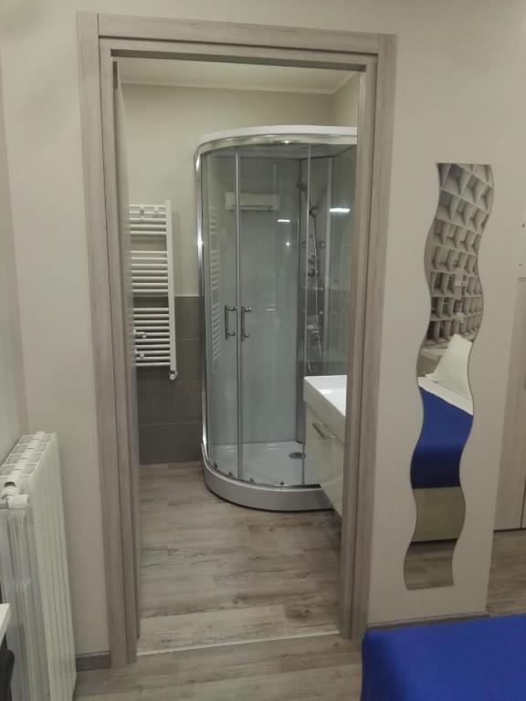 łazienka z przeszkloną kabiną prysznicową i umywalką w obiekcie B&B via Piave da Lillo w mieście Frosinone