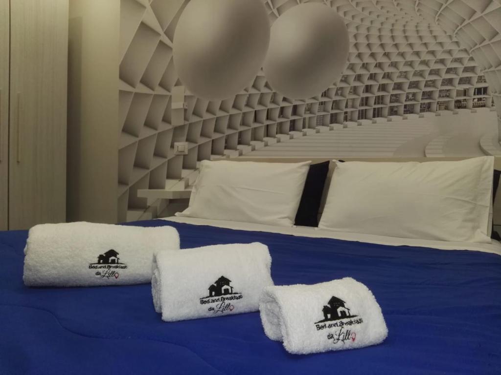 łóżko z białymi ręcznikami na górze w obiekcie B&B via Piave da Lillo w mieście Frosinone