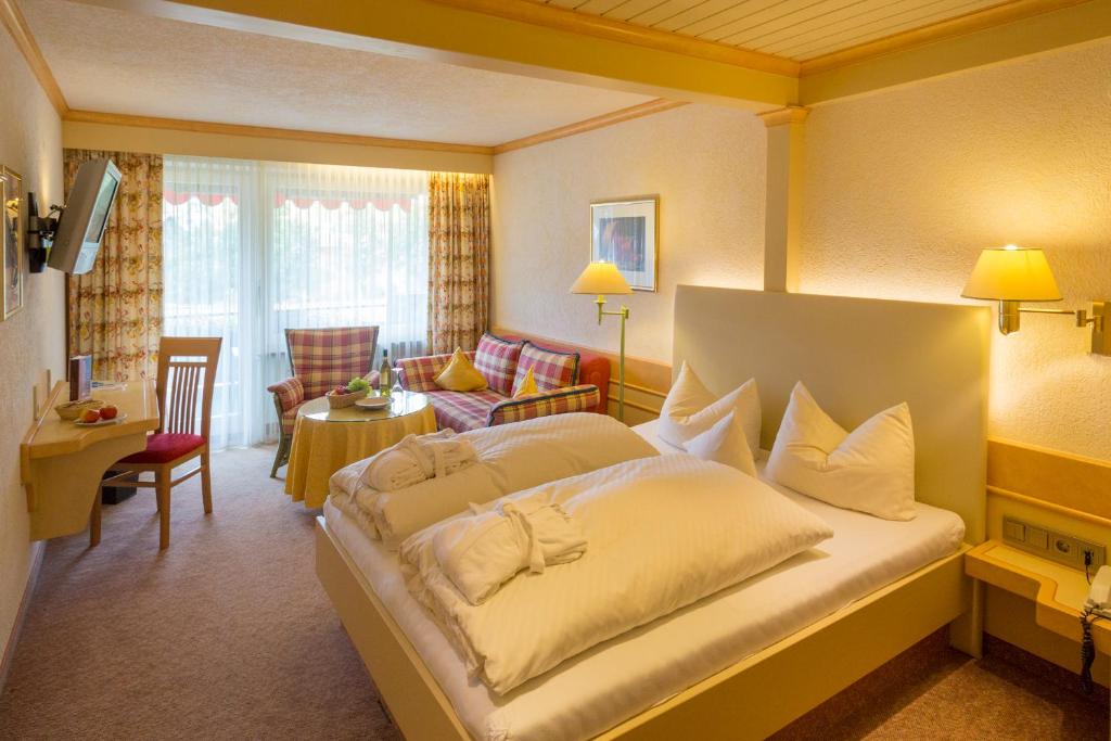 Postel nebo postele na pokoji v ubytování Hotel Lamm Baiersbronn Mitteltal