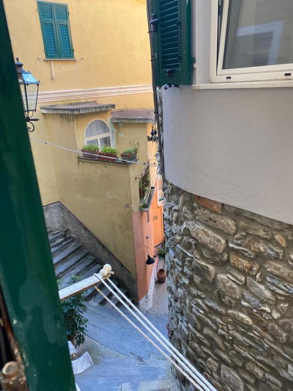 an alley with a stone wall and a window at La Verde di Vernazza - Art Studio - AC&WiFi - Vernazzarentals in Vernazza