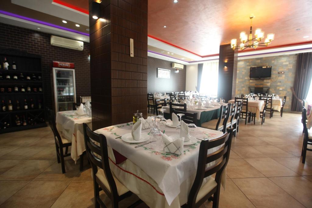 Ein Restaurant oder anderes Speiselokal in der Unterkunft GuestHouse Hamiti Llogara 