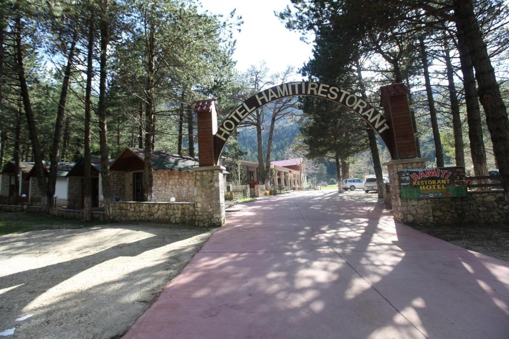 un arco su una strada in un parco di GuestHouse Hamiti Llogara a Vlorë