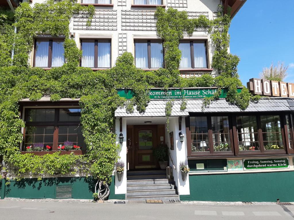 a building with ivy growing on the front of it at Garni-Hotel-Schäfer in Schuld