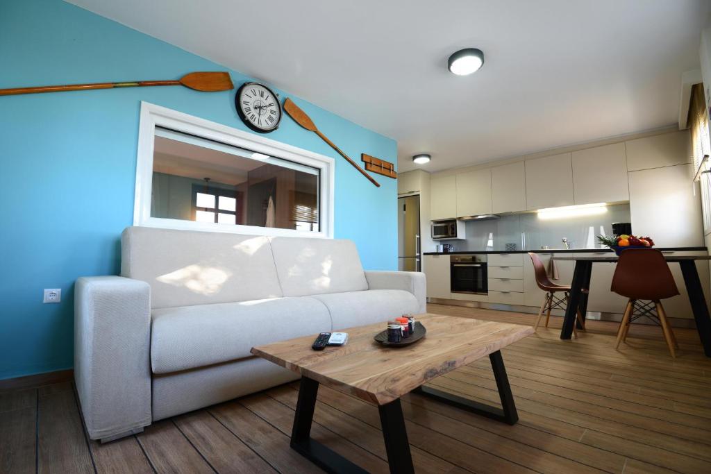 Kuchyň nebo kuchyňský kout v ubytování Deck2 Syros Premium Apartments