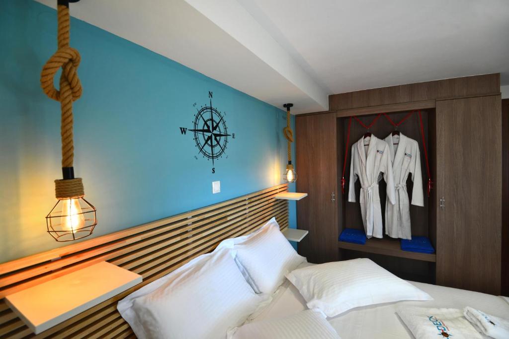 Postel nebo postele na pokoji v ubytování Deck2 Syros Premium Apartments