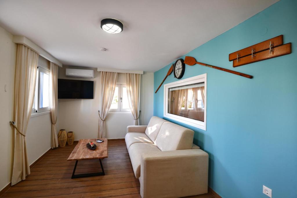 TV a/nebo společenská místnost v ubytování Deck2 Syros Premium Apartments