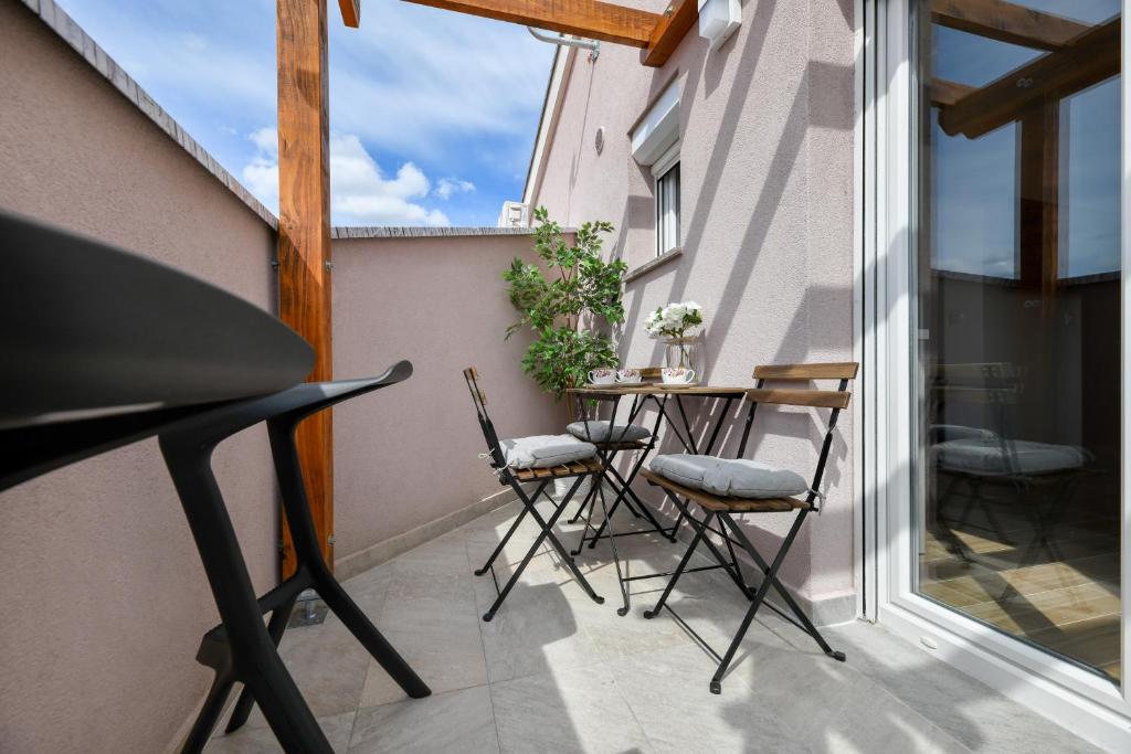 Balkón nebo terasa v ubytování Modern holiday apartment "Libra" with swimming pool