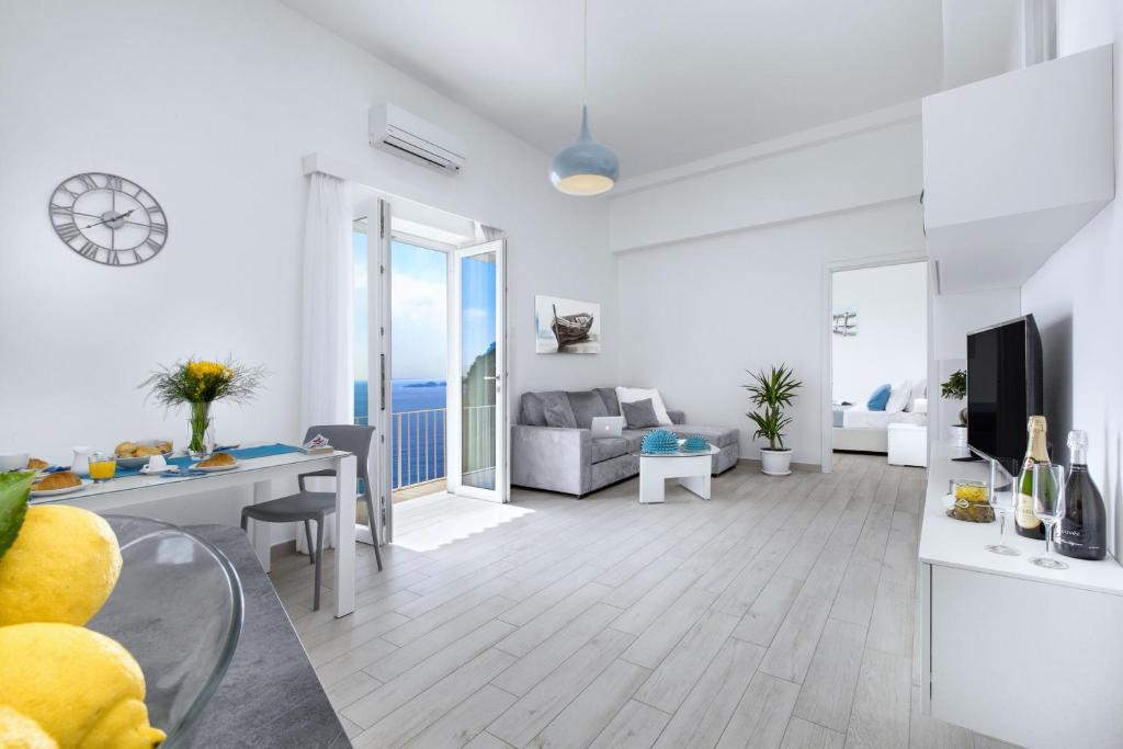 Biały salon z kuchnią i salonem w obiekcie Amore Rentals - Villa Anna w mieście Positano