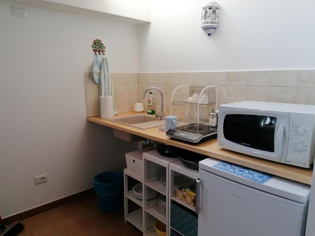 A kitchen or kitchenette at Petronilla