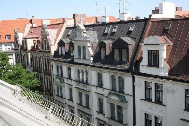 un grupo de edificios en una ciudad con techos en Appartment München Isartor, en Múnich