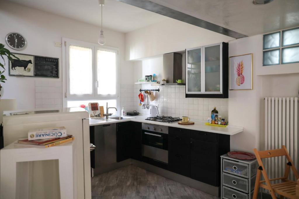 Kuchyň nebo kuchyňský kout v ubytování Modern loft in the heart of Camaiore