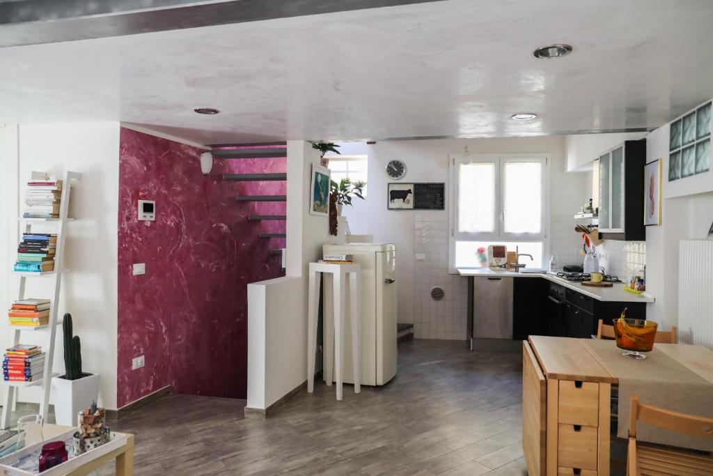 Kuchyň nebo kuchyňský kout v ubytování Modern loft in the heart of Camaiore