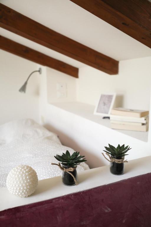 Postel nebo postele na pokoji v ubytování Modern loft in the heart of Camaiore