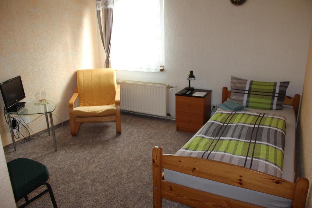 Postel nebo postele na pokoji v ubytování Gasthof Zur Eiche