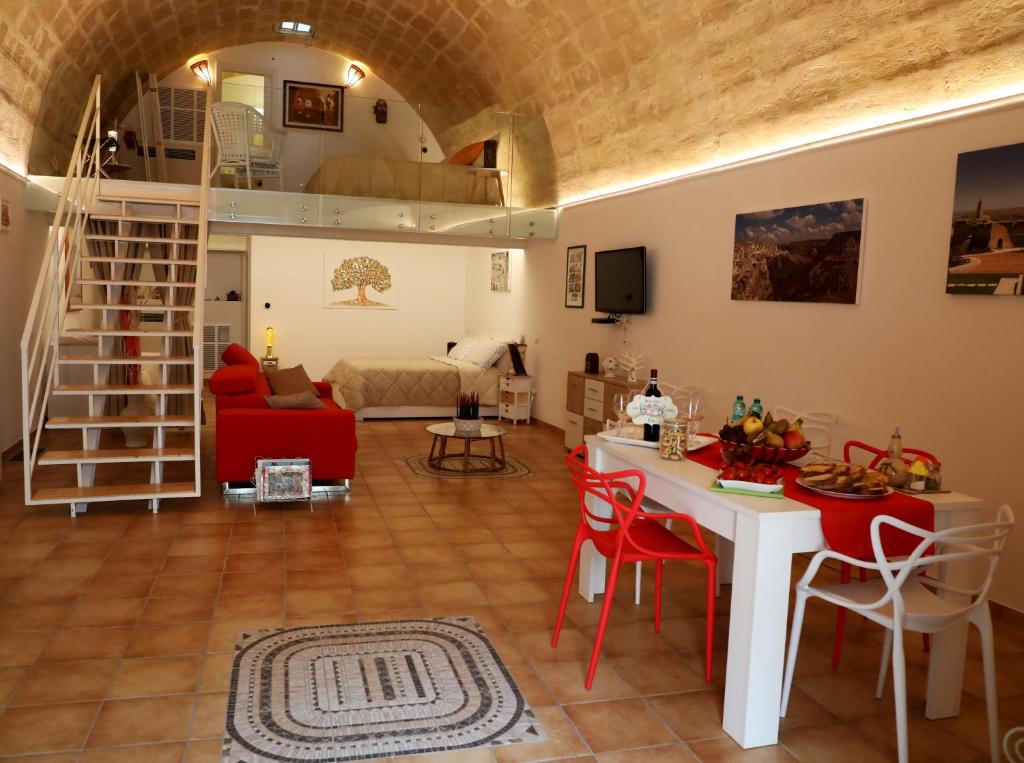 a living room with a table and chairs and a living room at Il Risveglio nei Sassi in Matera