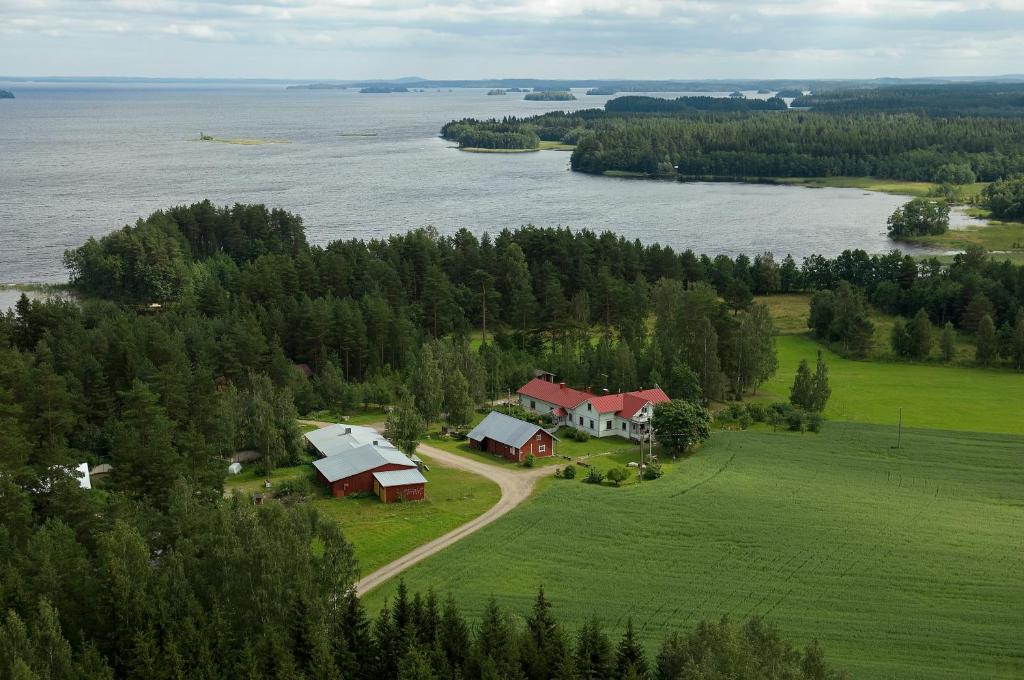 an aerial view of a house on an island in the water at Karvisen Kissanpäivät Joensuun lähellä in Ruokola