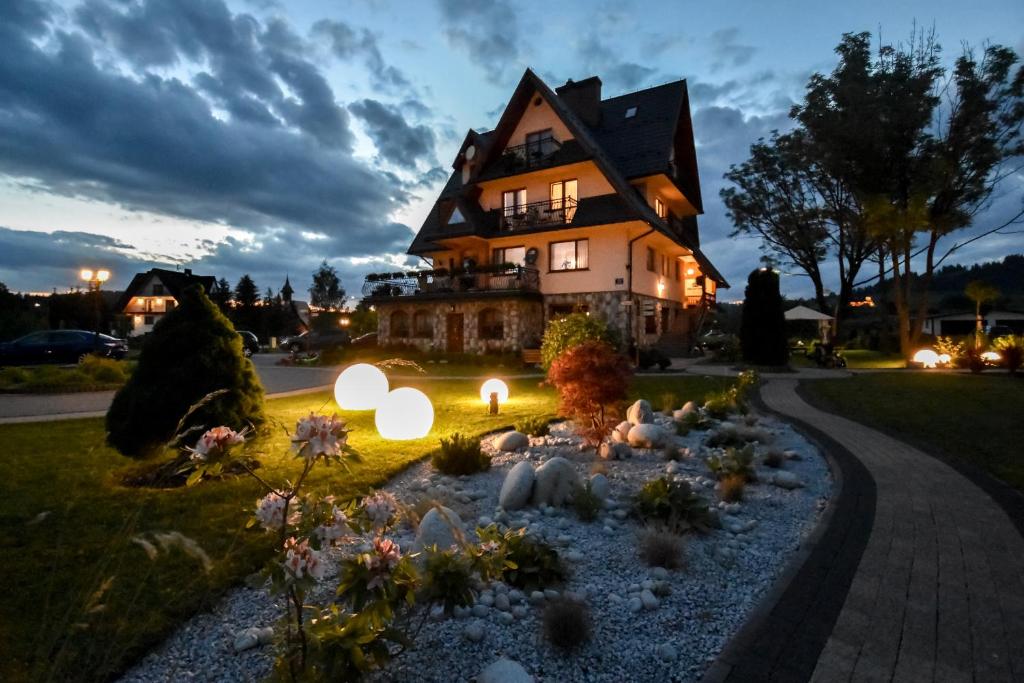 a house with a garden in front of it at Willa Pod Kozińcem in Czarna Góra