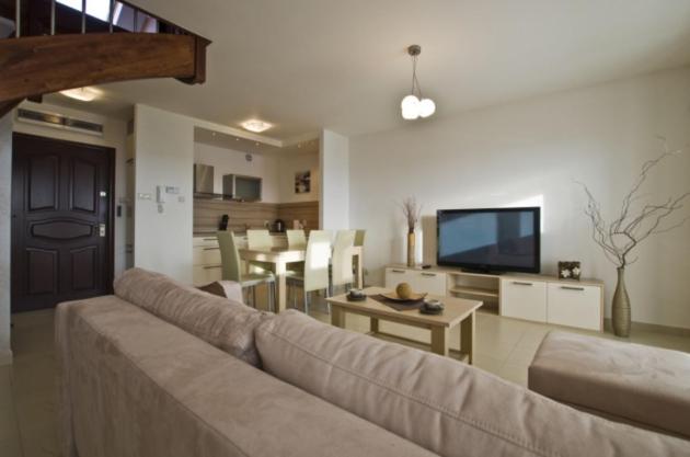 Televízia a/alebo spoločenská miestnosť v ubytovaní LIDO Apartamenty