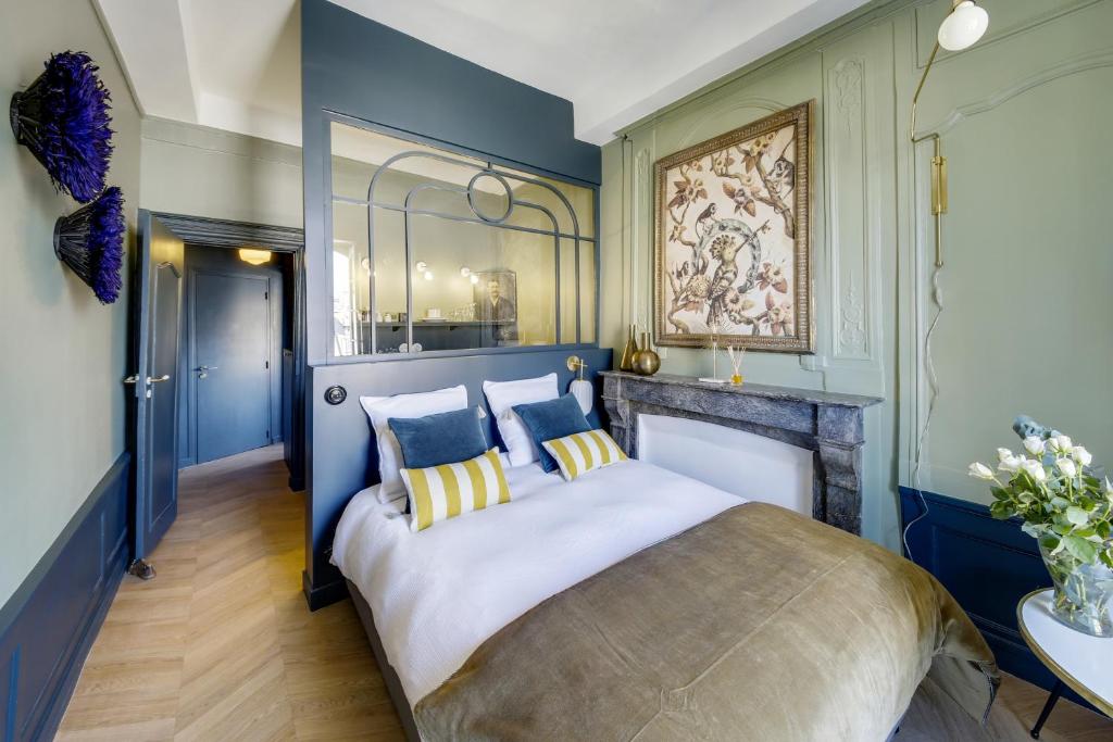 a bedroom with a large bed with blue walls at LE CELESTINE - Centre Historique - in Rennes