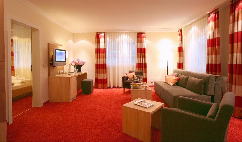 TV a/nebo společenská místnost v ubytování Hotel Lamm Baiersbronn Mitteltal