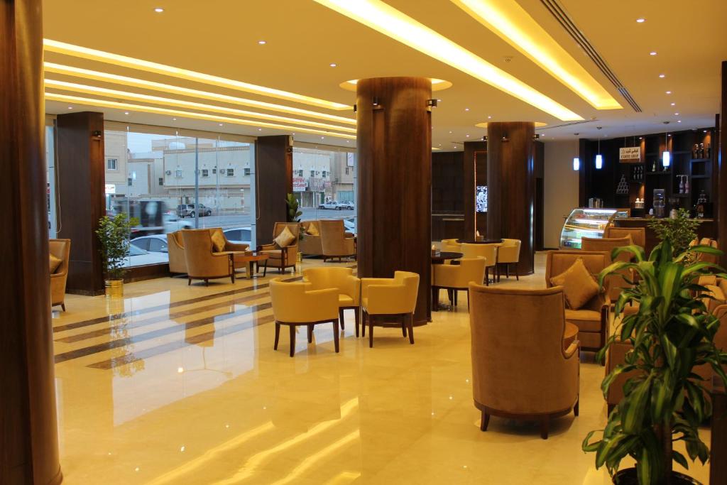 een lobby met stoelen en tafels in een gebouw bij بيستانا للشقق المخدومة 2 in Riyad