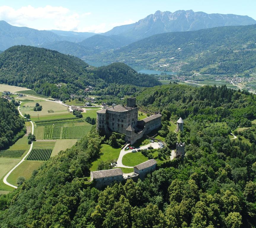 uma vista aérea de um castelo nas montanhas em Castel Pergine em Pergine Valsugana