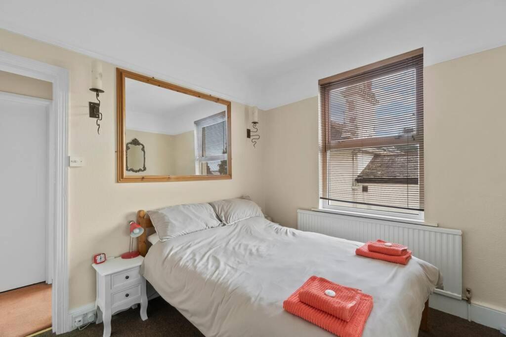 Un dormitorio con una cama con una bolsa roja. en Amherst Lodge. en Plymouth
