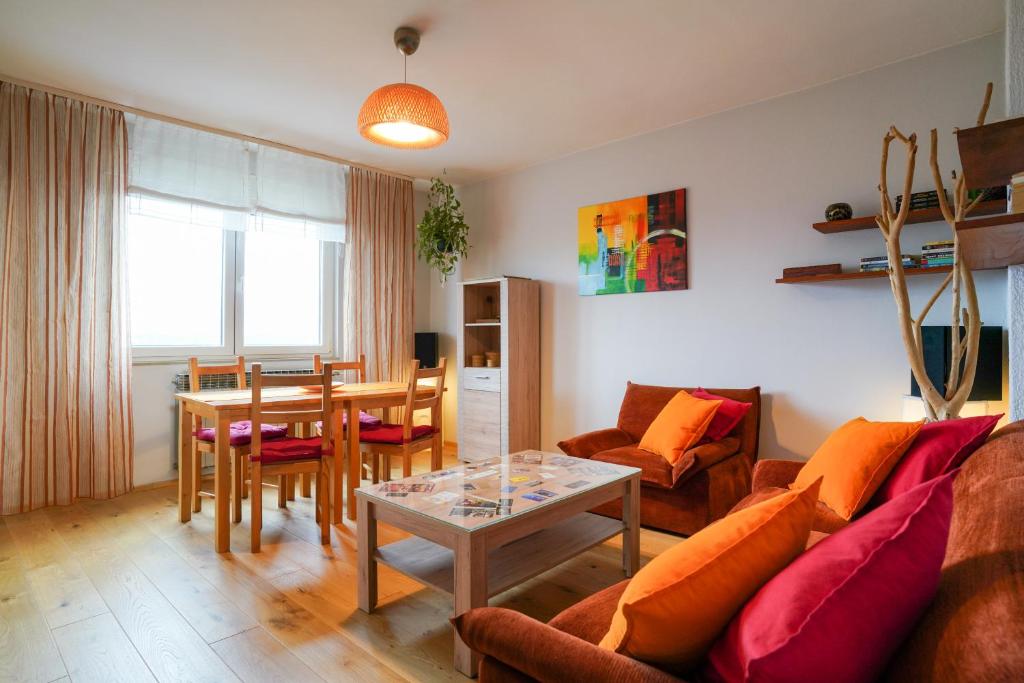 - un salon avec un canapé et une table dans l'établissement Margerita Apartment & Studio, à Rovinj