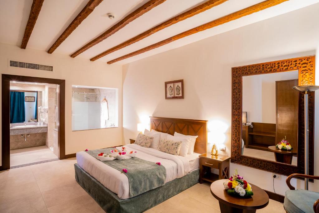 Postel nebo postele na pokoji v ubytování Club Reef Resort & Spa
