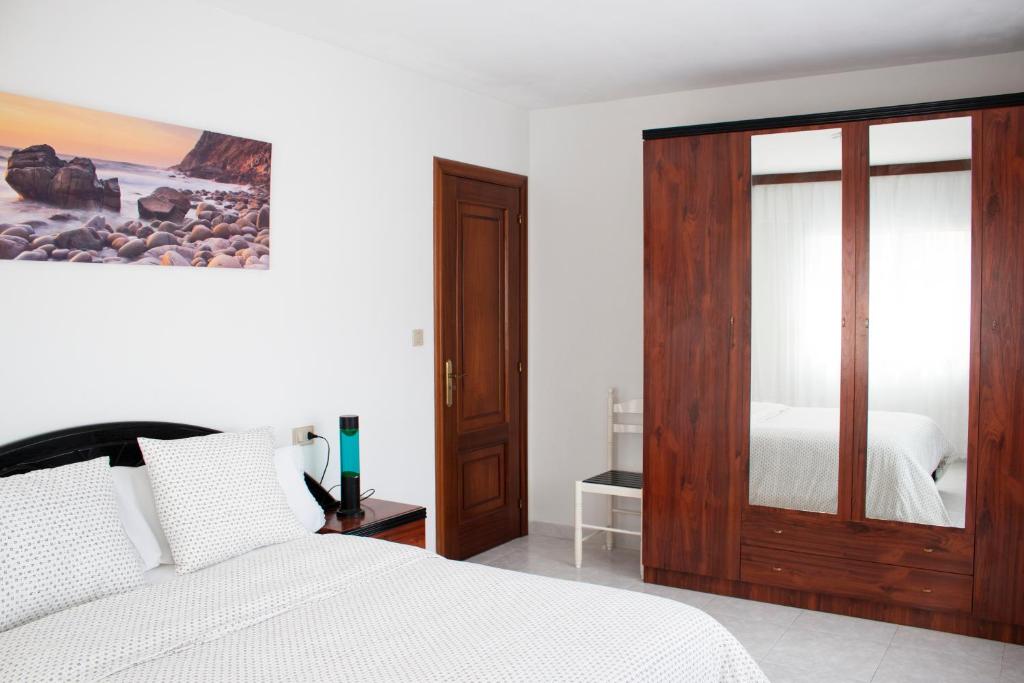 A bed or beds in a room at Apartamento Sol-Muxía
