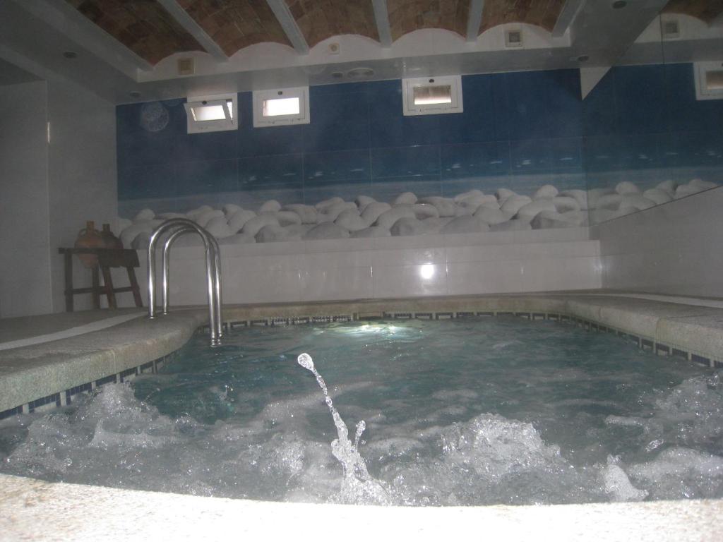 uma pessoa está numa piscina de água em Hotel Hermes em Tossa de Mar