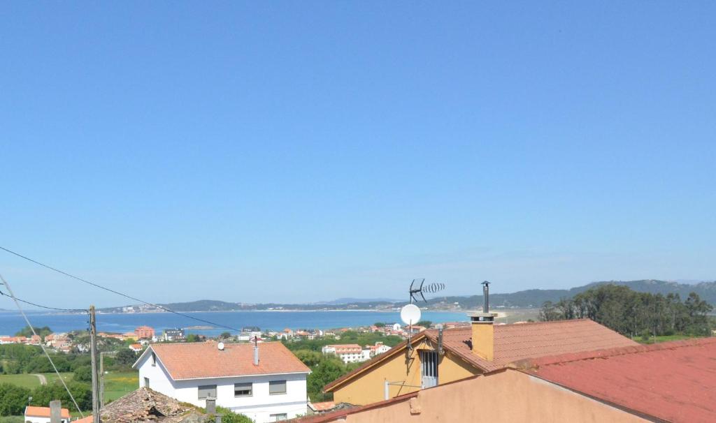 a town with a view of the water and buildings at Apartamentos de playa en un entorno rural in Sanxenxo