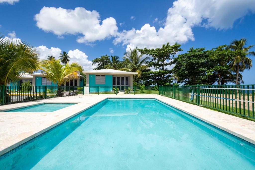 - une piscine en face d'une maison dans l'établissement Villas at Aguada Sea Beach, à Aguada