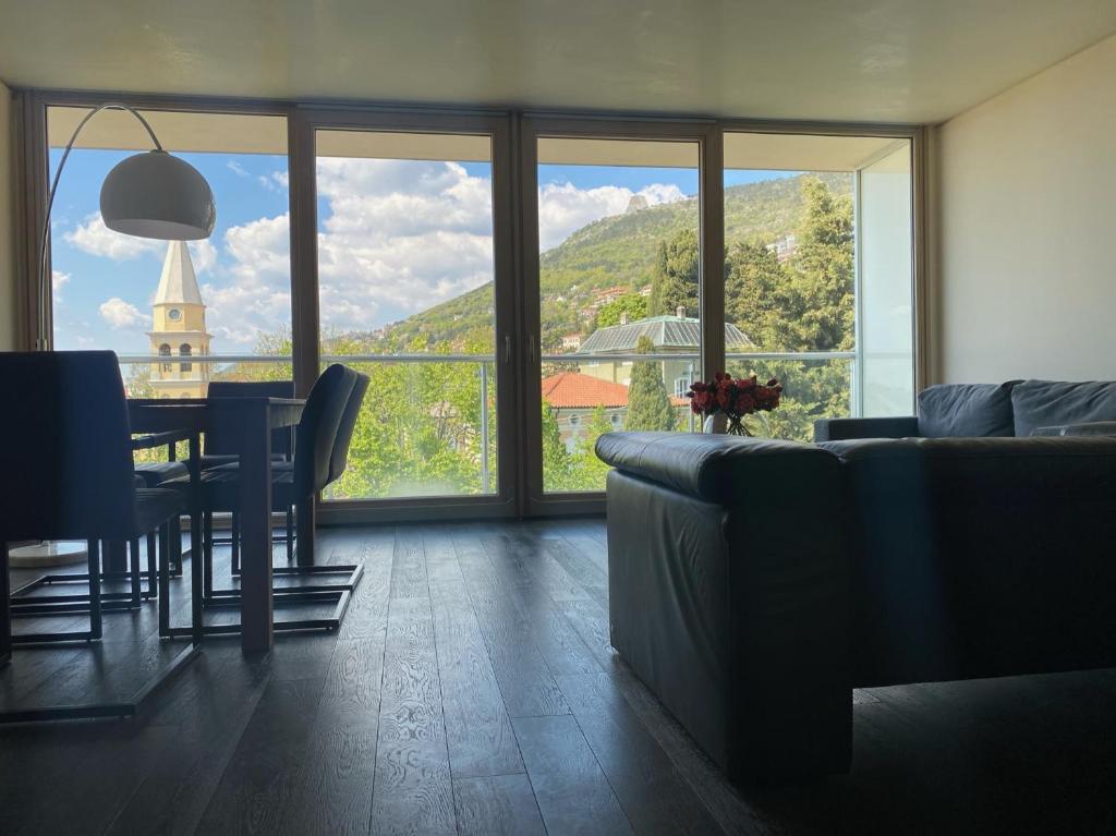 Widok na góry z tego aparthotelu