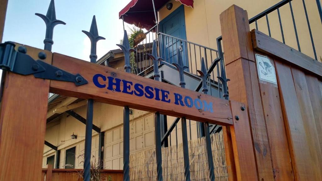 un cartello che legge "Strada del formaggio" di fronte a un edificio di Chessie Room a Huntington