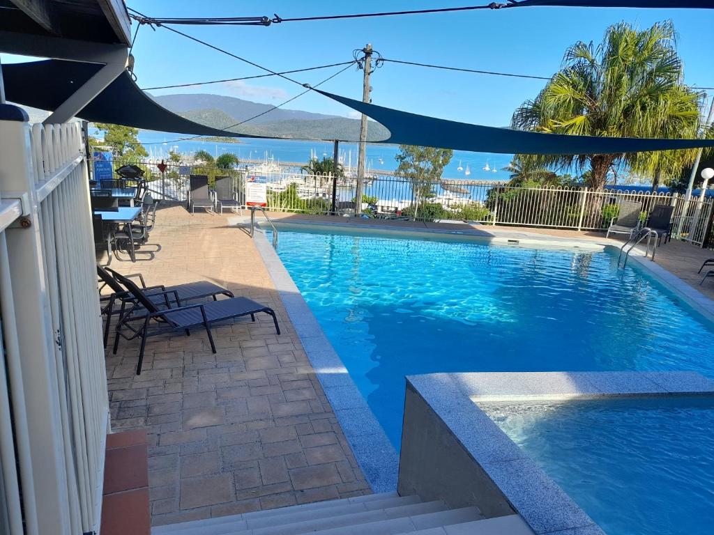 una piscina con vista sull'oceano di Airlie Apartments ad Airlie Beach