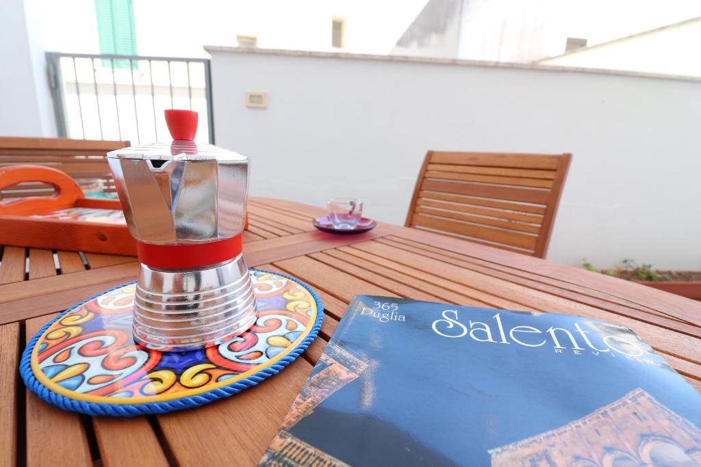 een tafel met een blender en een boek erop bij Delightful Caterinas house in Otranto in Otranto
