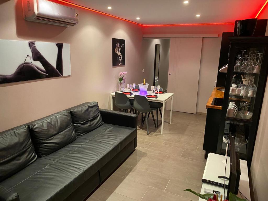 un salon avec un canapé et une table dans l'établissement Secret Garden Port Nature Village Naturisme 3 étoiles, au Cap d'Agde