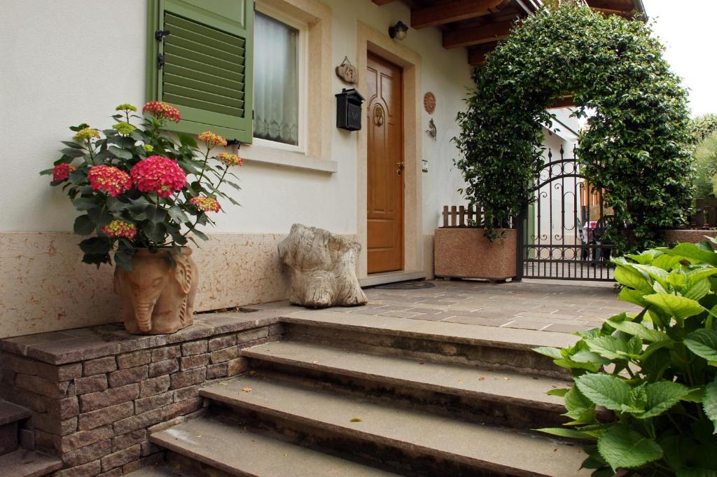 una puerta de entrada de una casa con un jarrón de flores en Cuore nel Muller, en Giovo