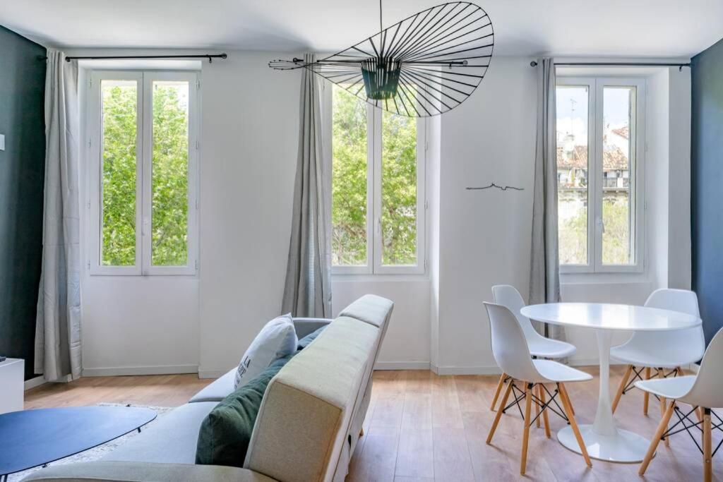 a living room with a couch and a table at Charmant T2 climatisé - Canebière et Vieux-Port in Marseille