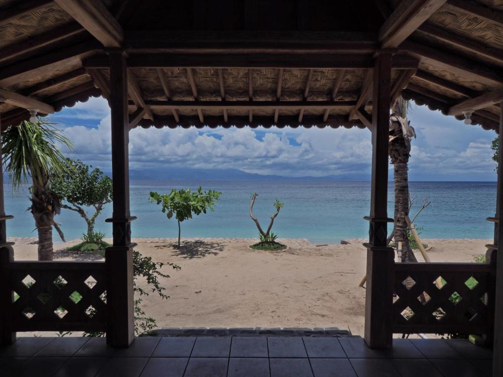 Blue Harbor Beachfront Villas & Resto - 9