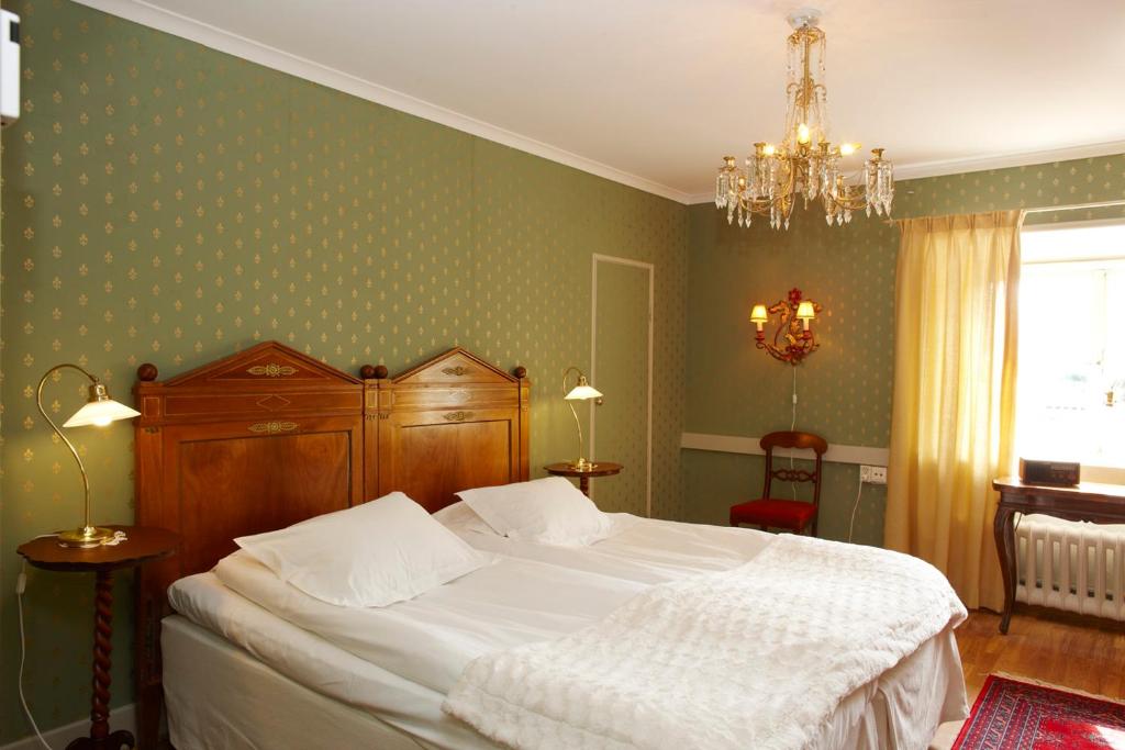 Postel nebo postele na pokoji v ubytování Sigtunastiftelsen Hotell & Konferens