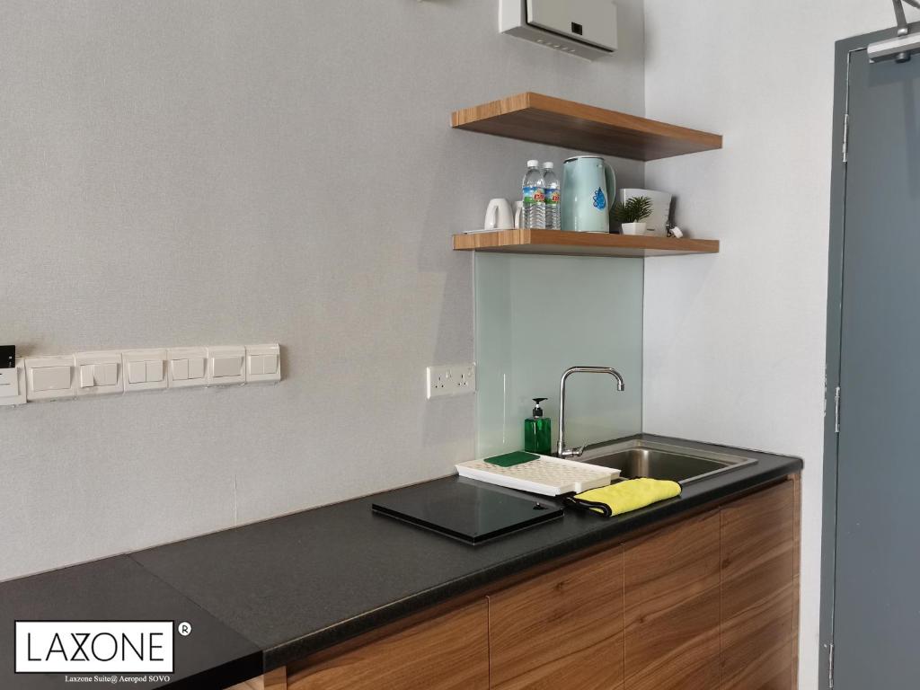Kuchyň nebo kuchyňský kout v ubytování Aeropod Sovo Studio - Laxzone Suite