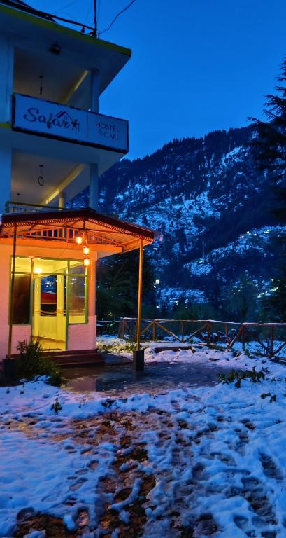 Nespecifikovaný výhled na hory nebo výhled na hory při pohledu z hostelu