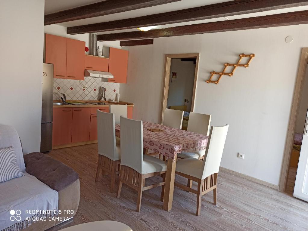 Kuchyň nebo kuchyňský kout v ubytování Apartments Ani