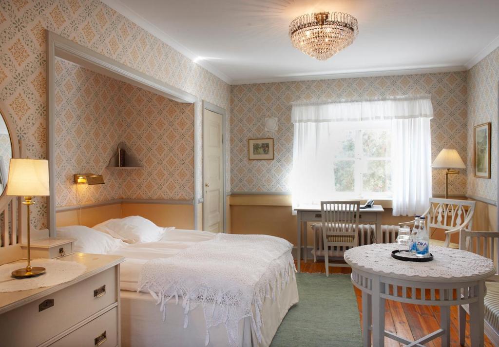 Postel nebo postele na pokoji v ubytování Sigtunastiftelsen Hotell & Konferens