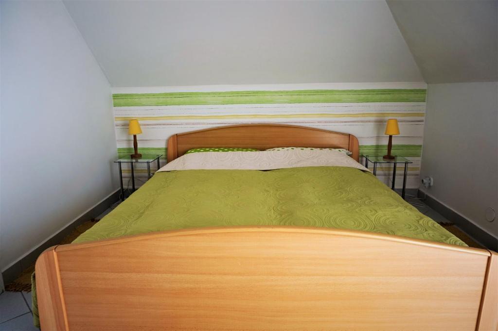 Postel nebo postele na pokoji v ubytování Nefelejcs Apartmanház