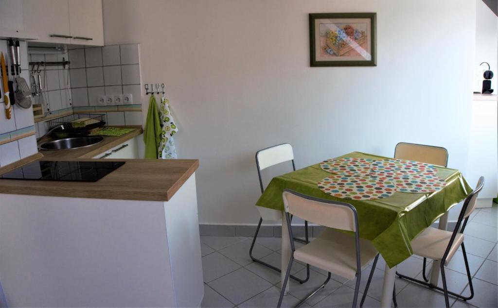 Kuchyň nebo kuchyňský kout v ubytování Nefelejcs Apartmanház